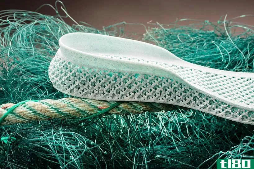 这款阿迪达斯3d印花运动鞋由海洋废弃物制成