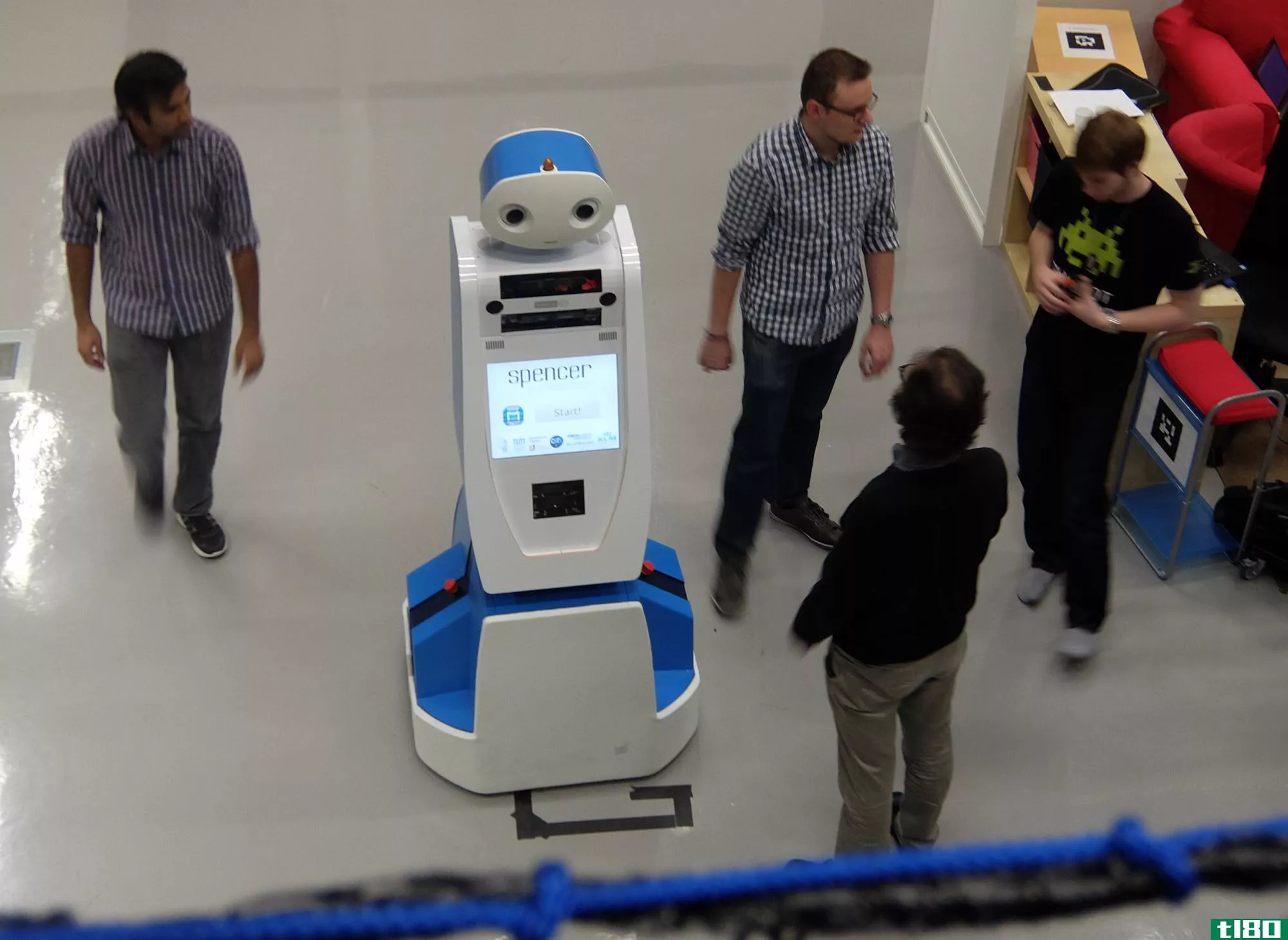 斯宾塞这个机器人下周将引导迷路的乘客通过阿姆斯特丹史基浦机场
