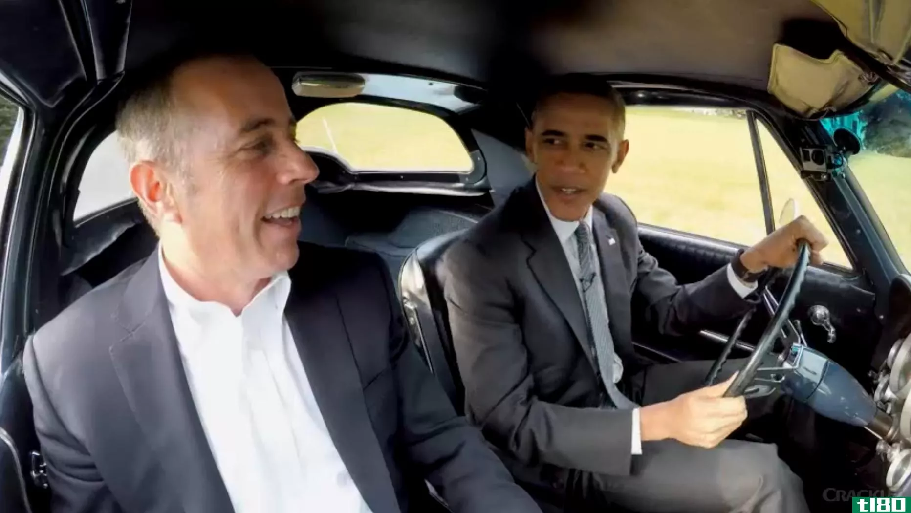 看奥巴马总统的一集喜剧演员在车里喝咖啡