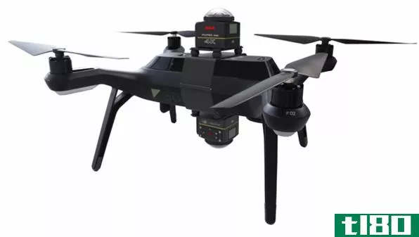 独奏无人机通过降落伞和360度摄像头扩展了它的能力