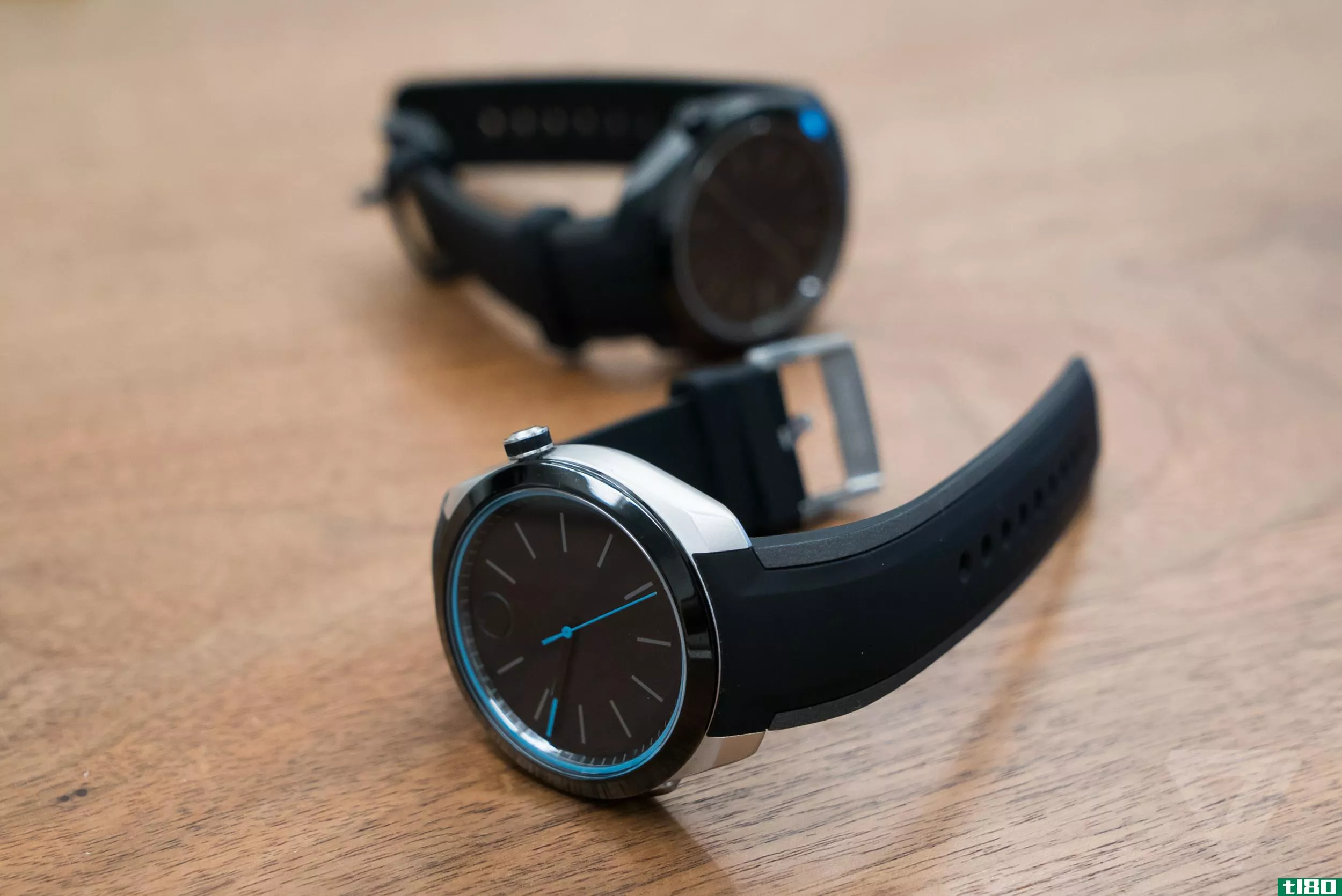 movado bold motion是一款售价695美元的模拟智能手表，没有屏幕