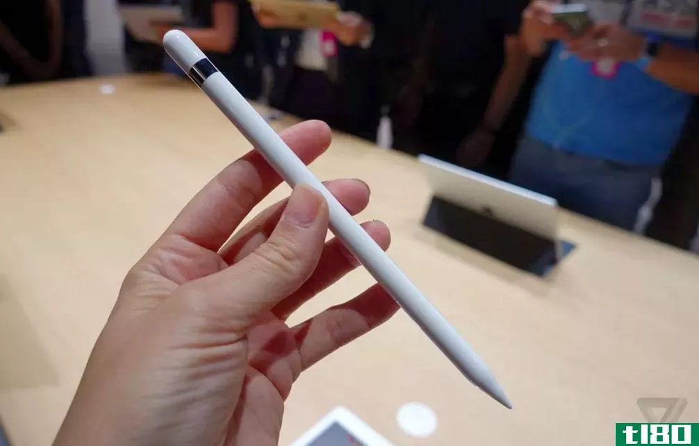 苹果铅笔需要一个适配器从闪电电缆充电