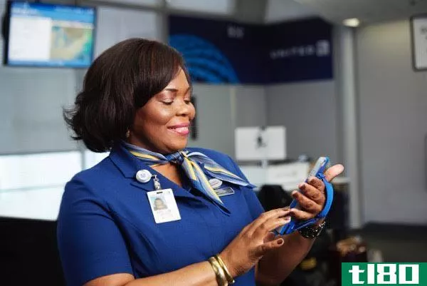 联合航空公司为机场工作人员配备了iphone手机，以便在旅途中提供帮助