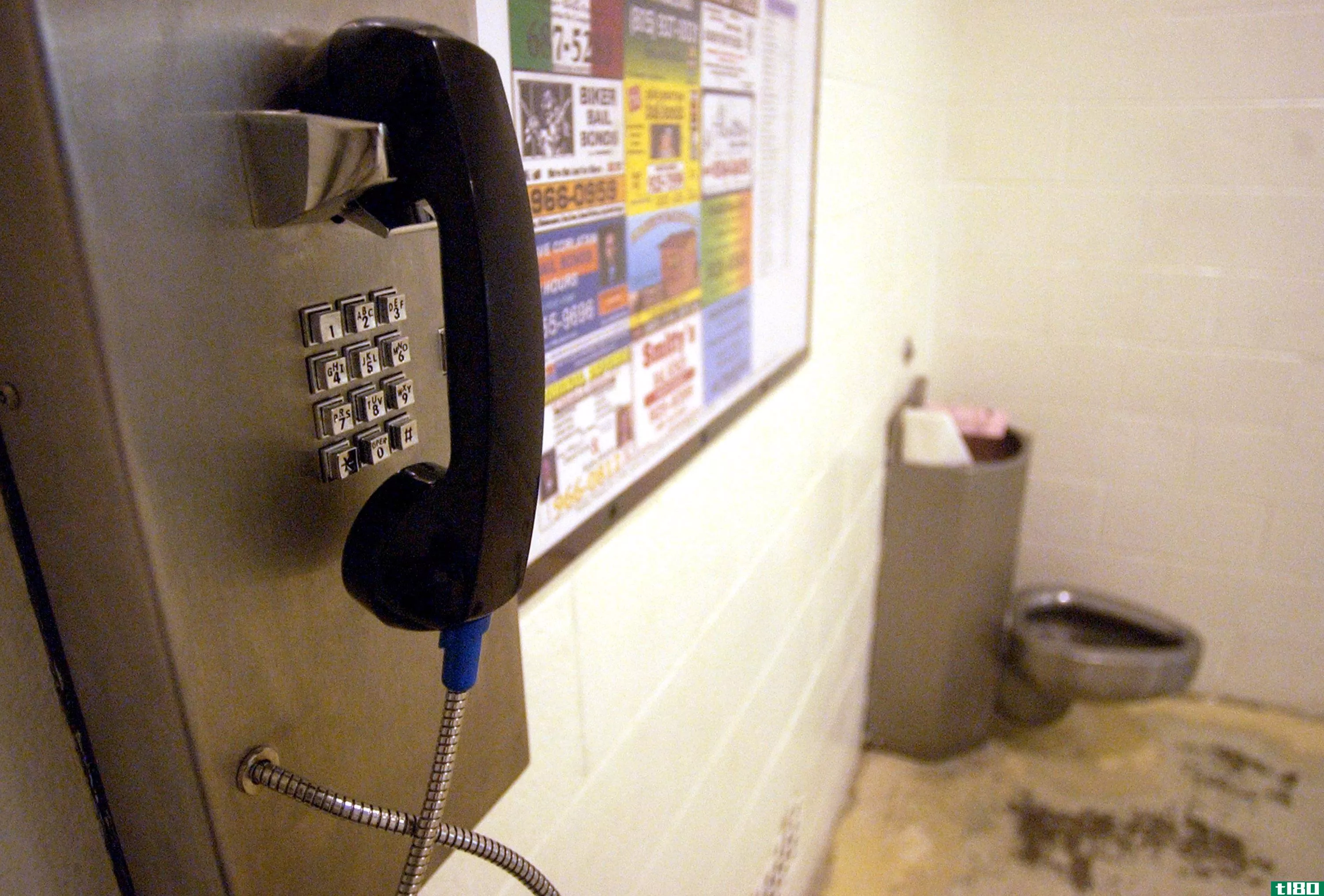 联邦通信委员会通过了打击监狱电话费的规定