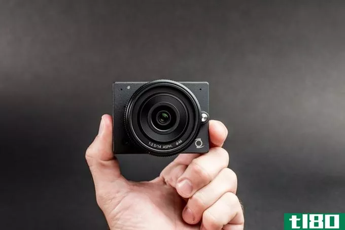 e1是一个微型4k相机，可以让你更换镜头