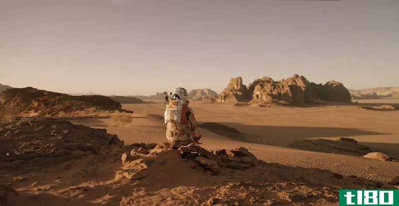 马特·达蒙在雷德利·斯科特的《火星人》的第一部预告片中和他的剧组玩得很开心