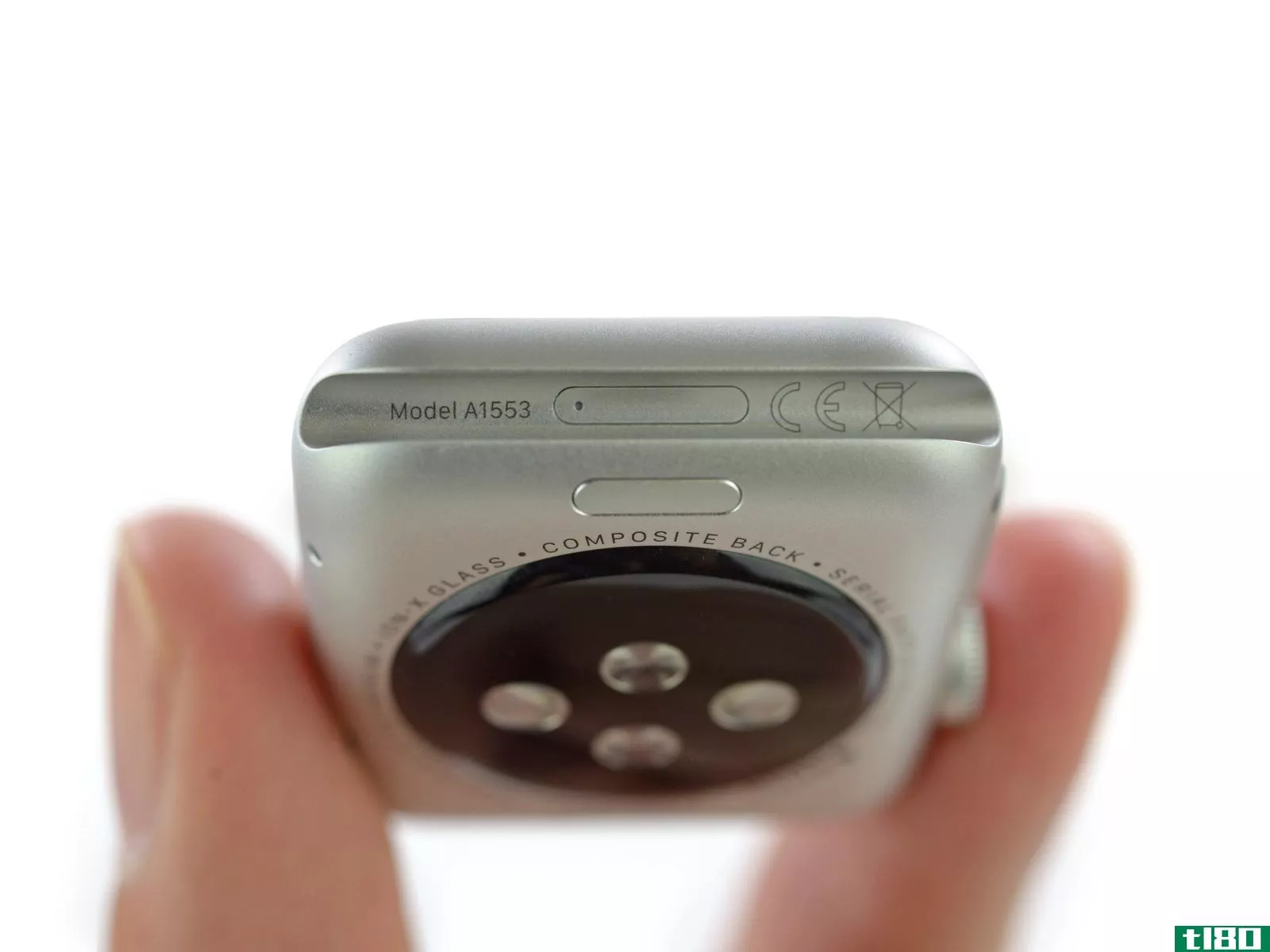 据报道，苹果手表的隐藏端口可用于充电和配件