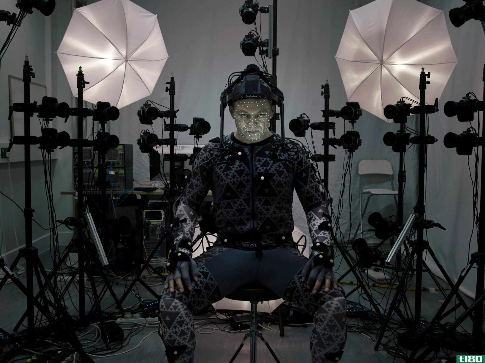 我们终于知道安迪·塞尔基斯在《星球大战：原力觉醒》中扮演的角色了