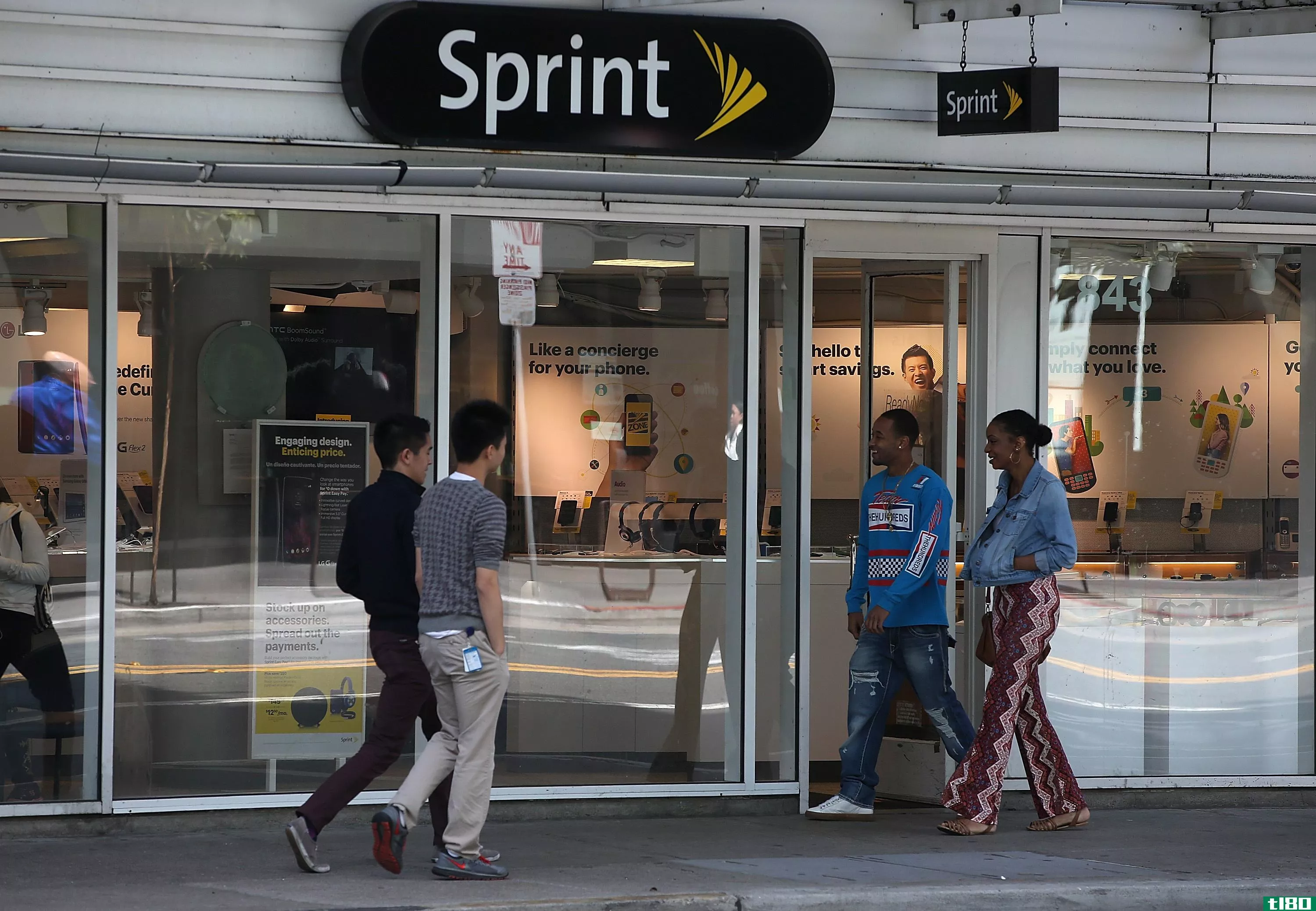 sprint商店几个小时内都不能销售iphone，因为他们的电脑网络瘫痪了