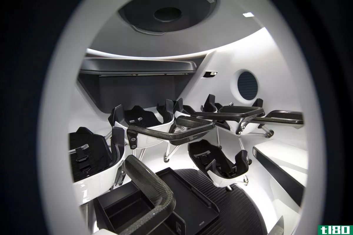 spacex发布了第一张宇航员携带航天器的内部照片