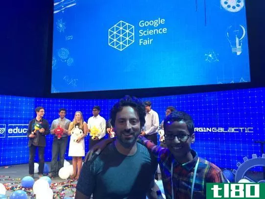 艾哈迈德·穆罕默德和谢尔盖·布林在谷歌科学展上闲逛