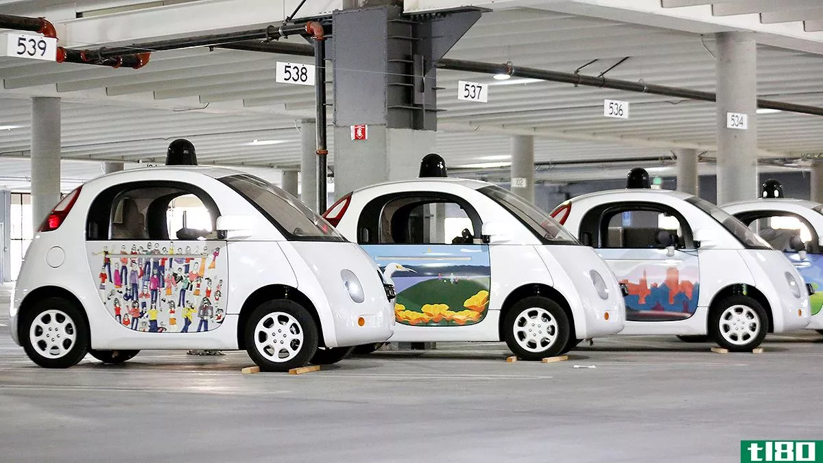 谷歌的小型自动驾驶汽车刚刚涂上了一层新漆
