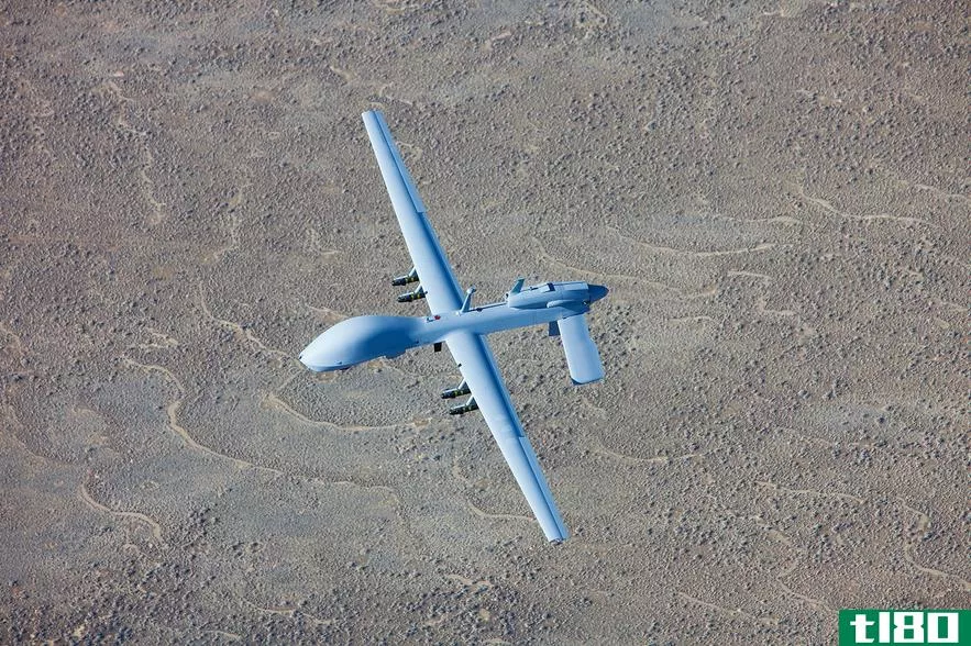 美国监控无人机在伊拉克坠毁，自拍接踵而至