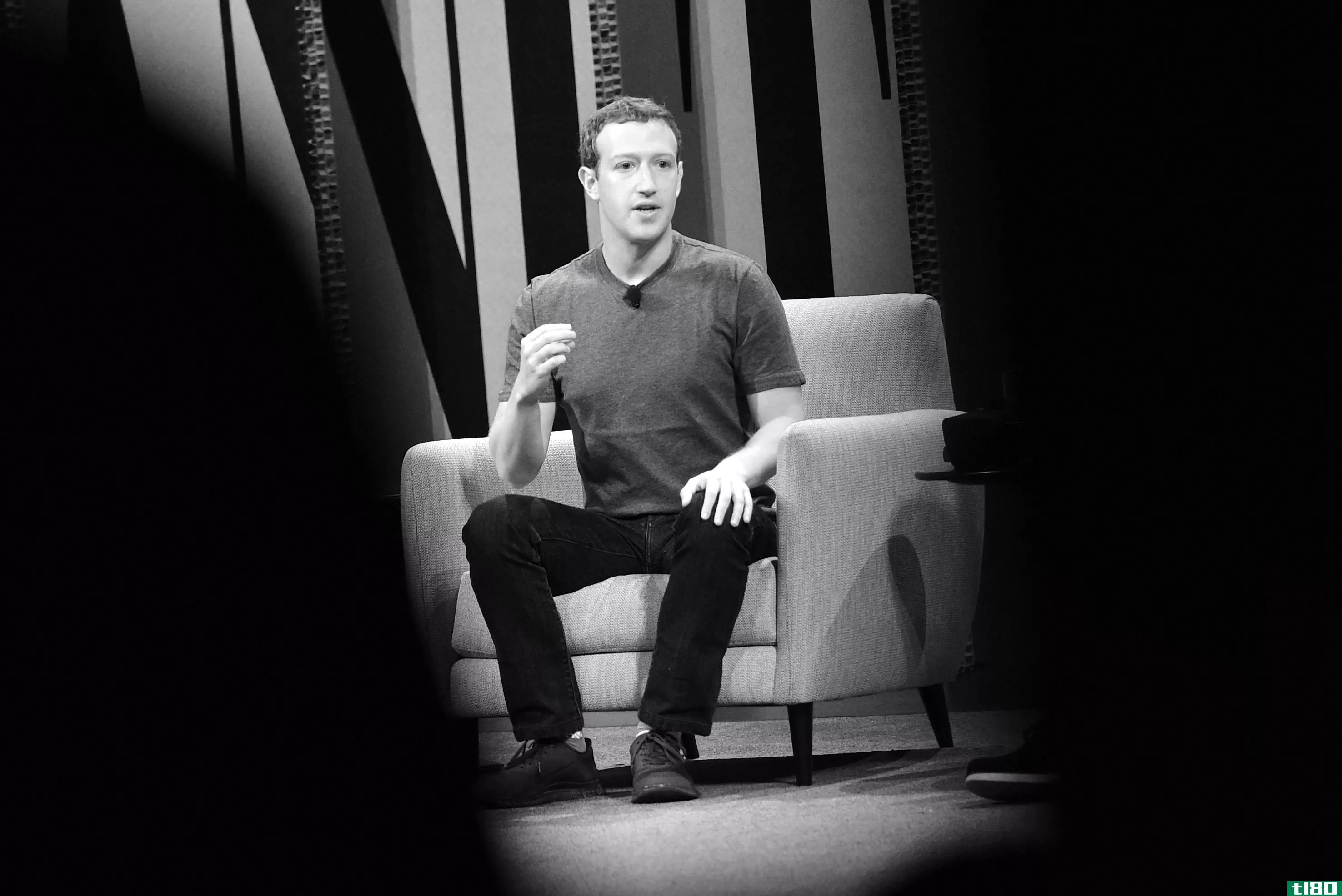 马克·扎克伯格解释了他为什么不把facebook上的数十亿美元捐给慈善机构