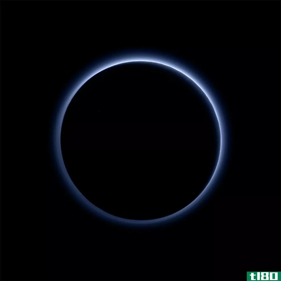 “新地平线”号拍摄了冥王星上的水冰和蓝天