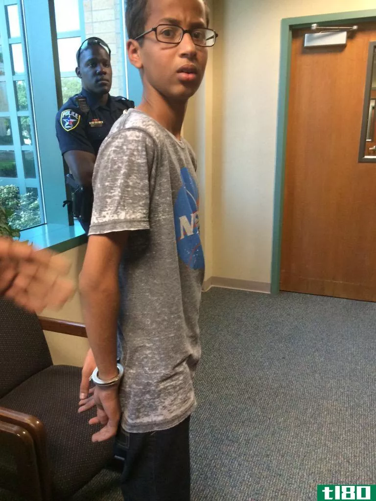 14岁的艾哈迈德·穆罕默德因带自制时钟上学被捕