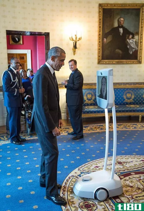 奥巴马总统邀请网真机器人入主白宫，人类暂时控制局面