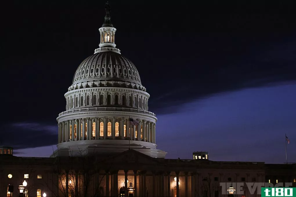 国会昨晚偷偷地将一项监视法案编入联邦预算