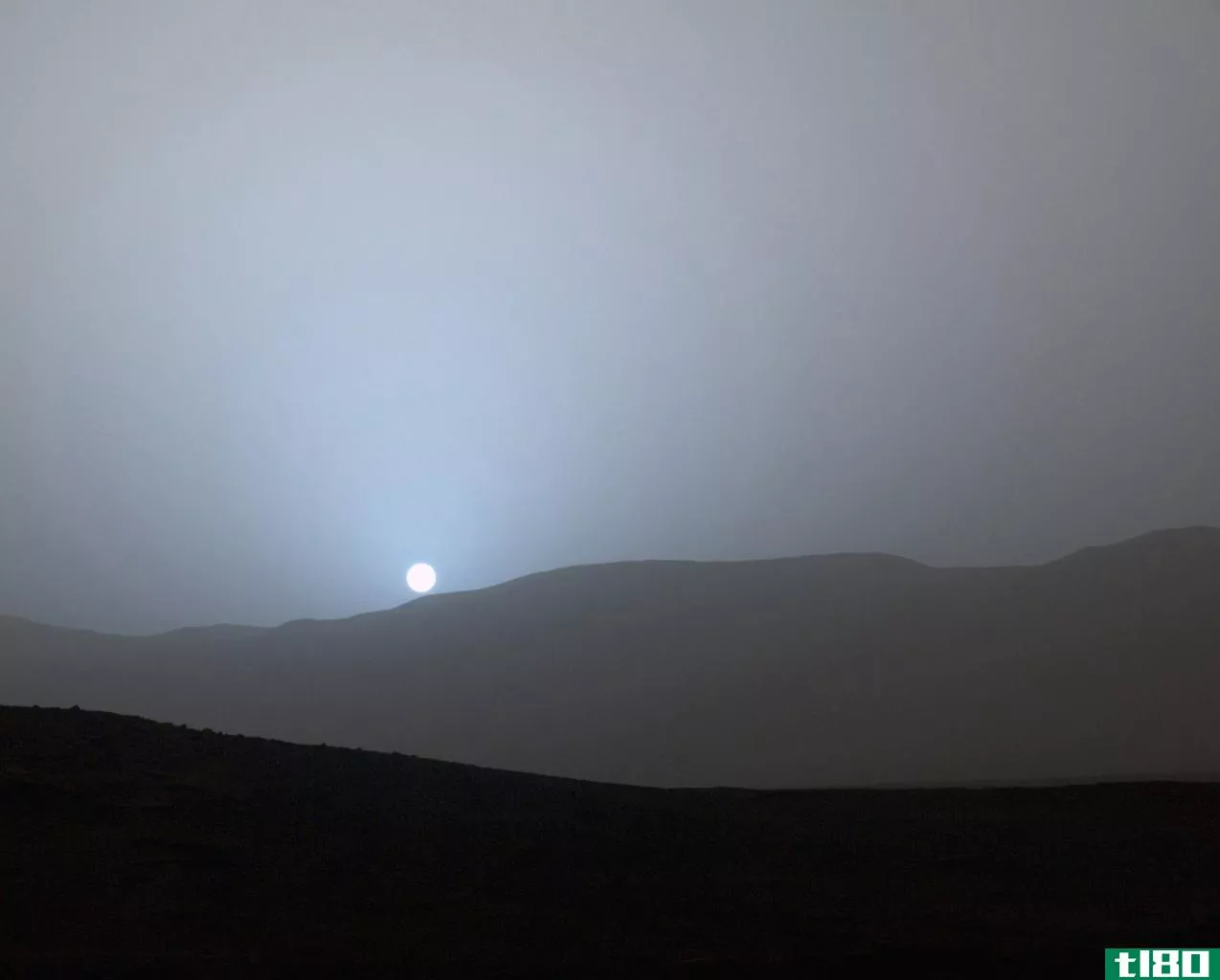 美国宇航局的“好奇”号探测器捕捉到了一个美丽的蓝色火星日落
