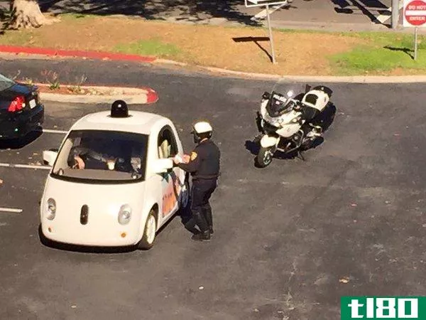 谷歌的自动驾驶汽车因开得太慢而被拦下