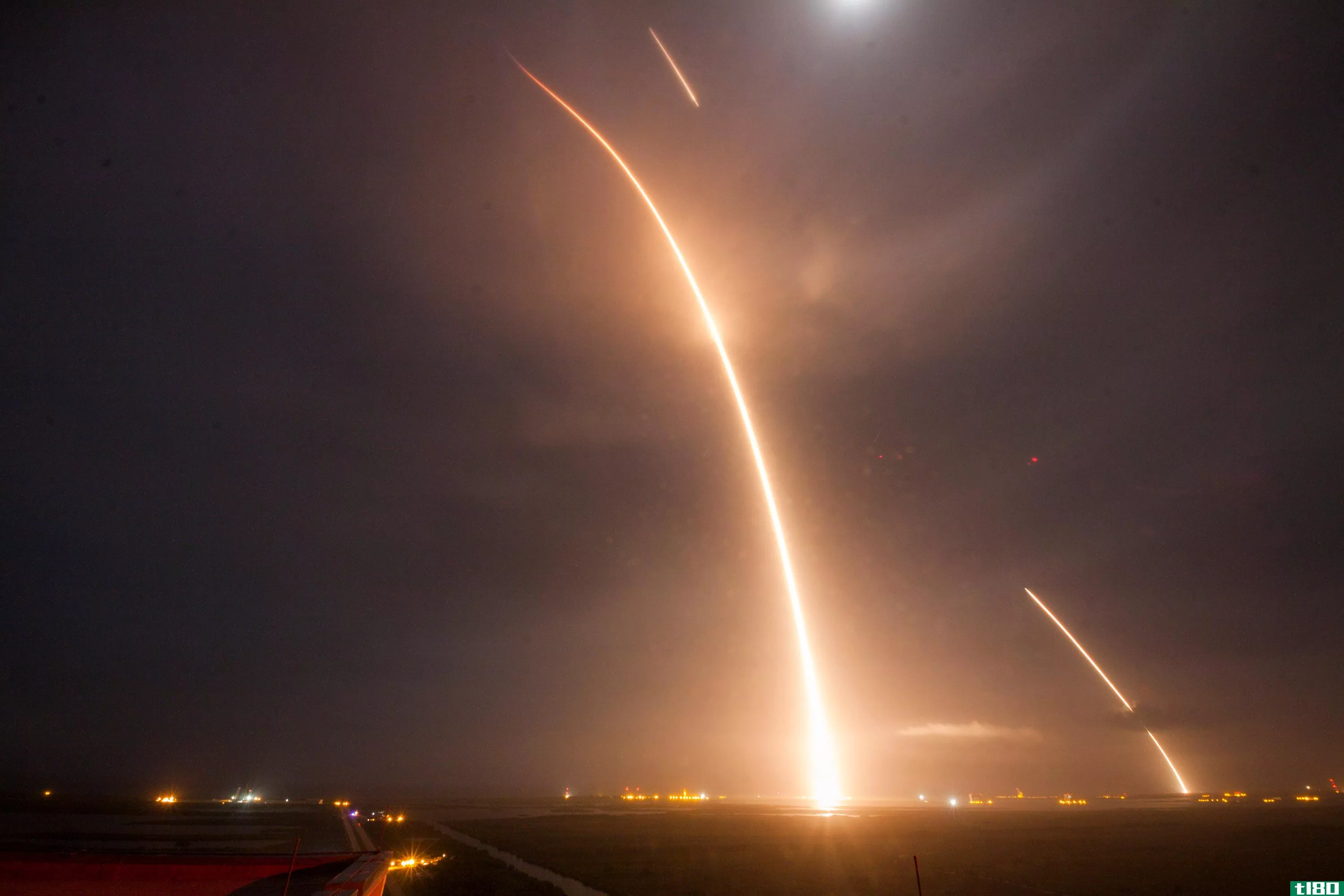 spacex在一张照片中捕捉到了“猎鹰9号”火箭的发射和着陆过程