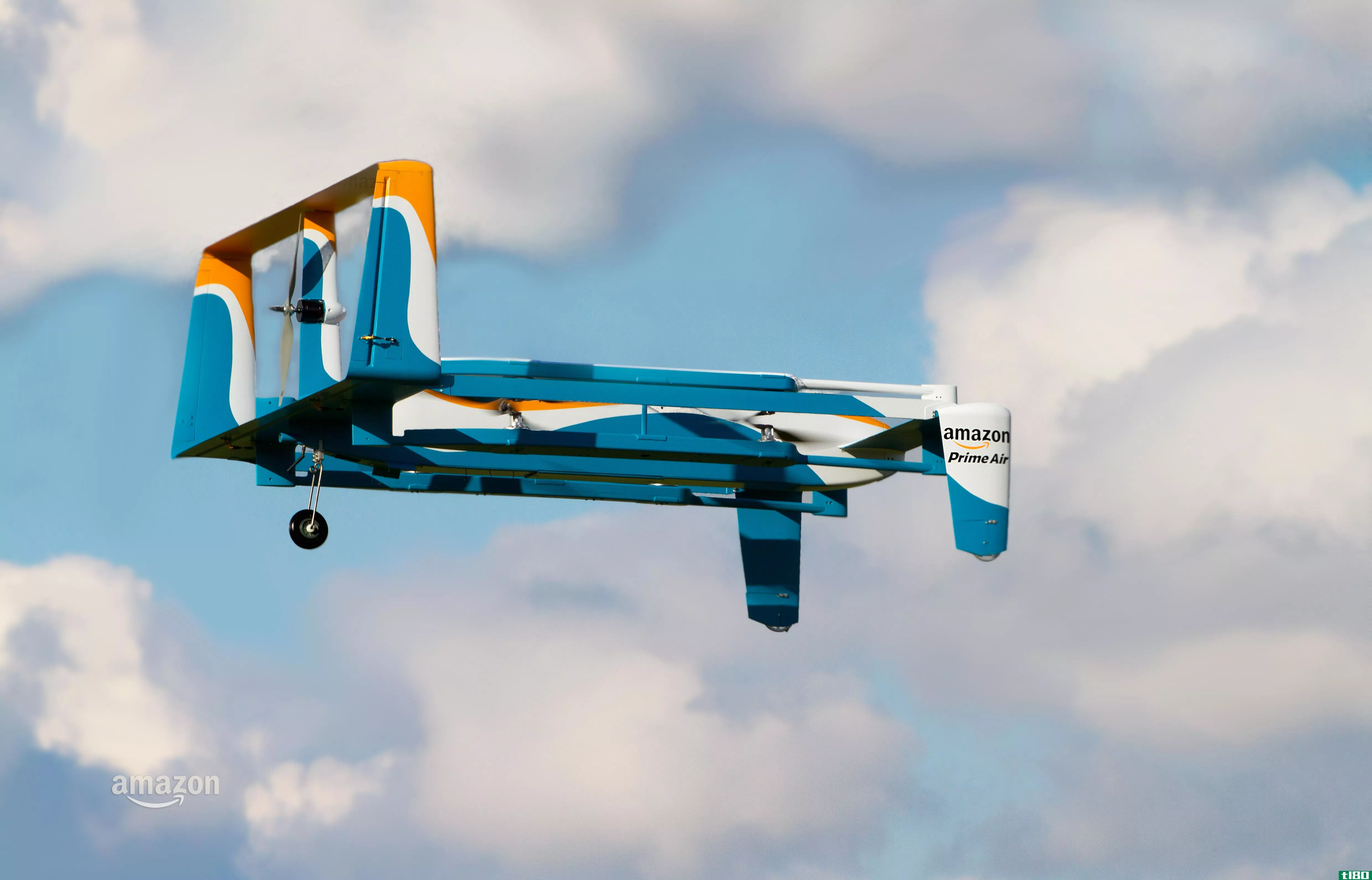 亚马逊在与杰里米·克拉克森的新广告中调侃prime air delivery和“一整套”无人机