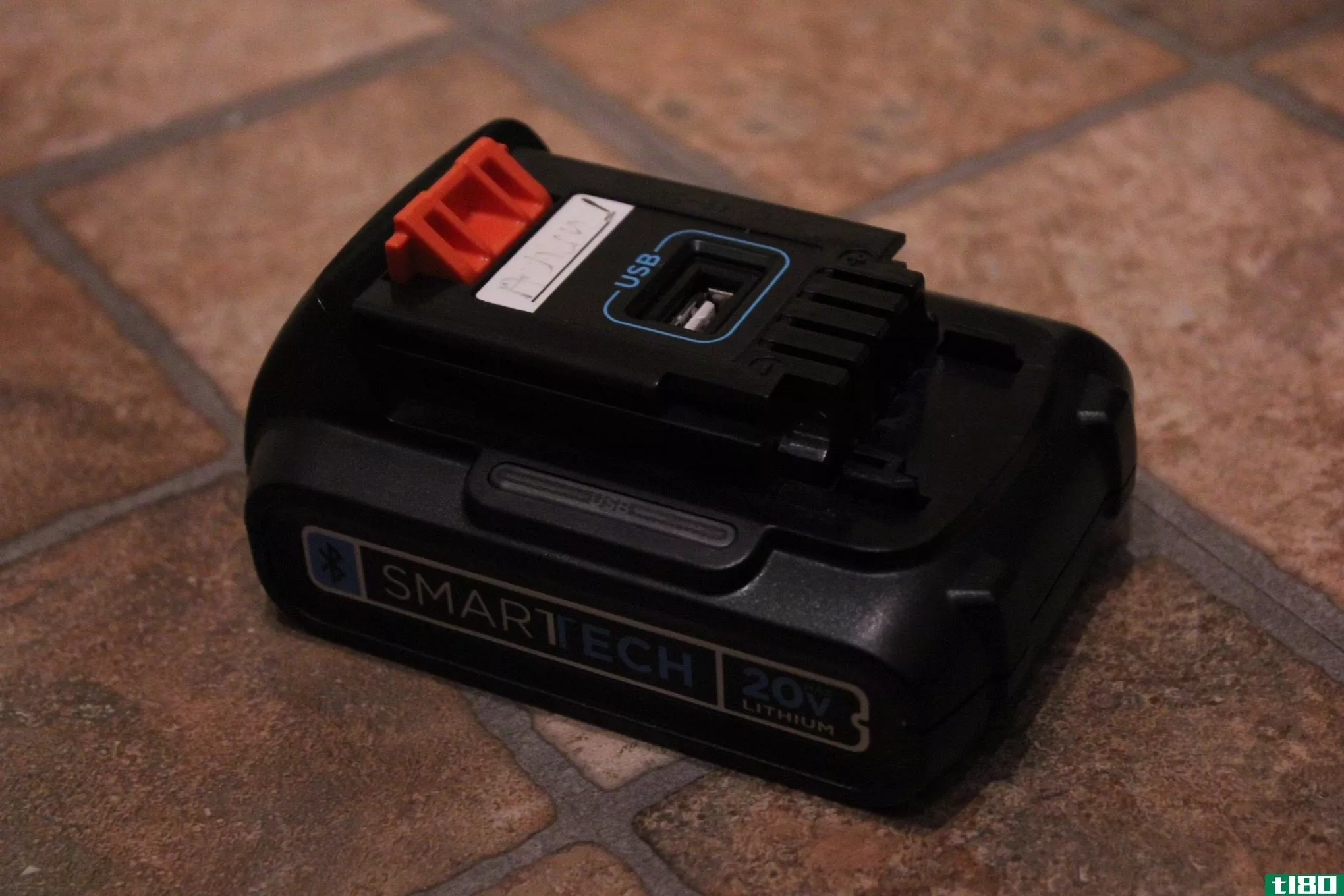 black and decker制造了一款智能电动工具电池，可以给你的手机充电
