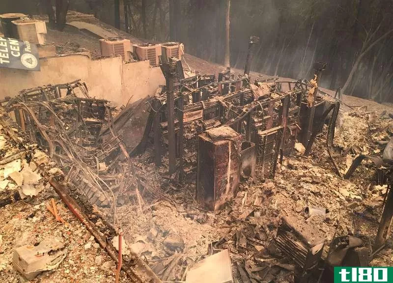 加州野火中烧毁的电话博物馆