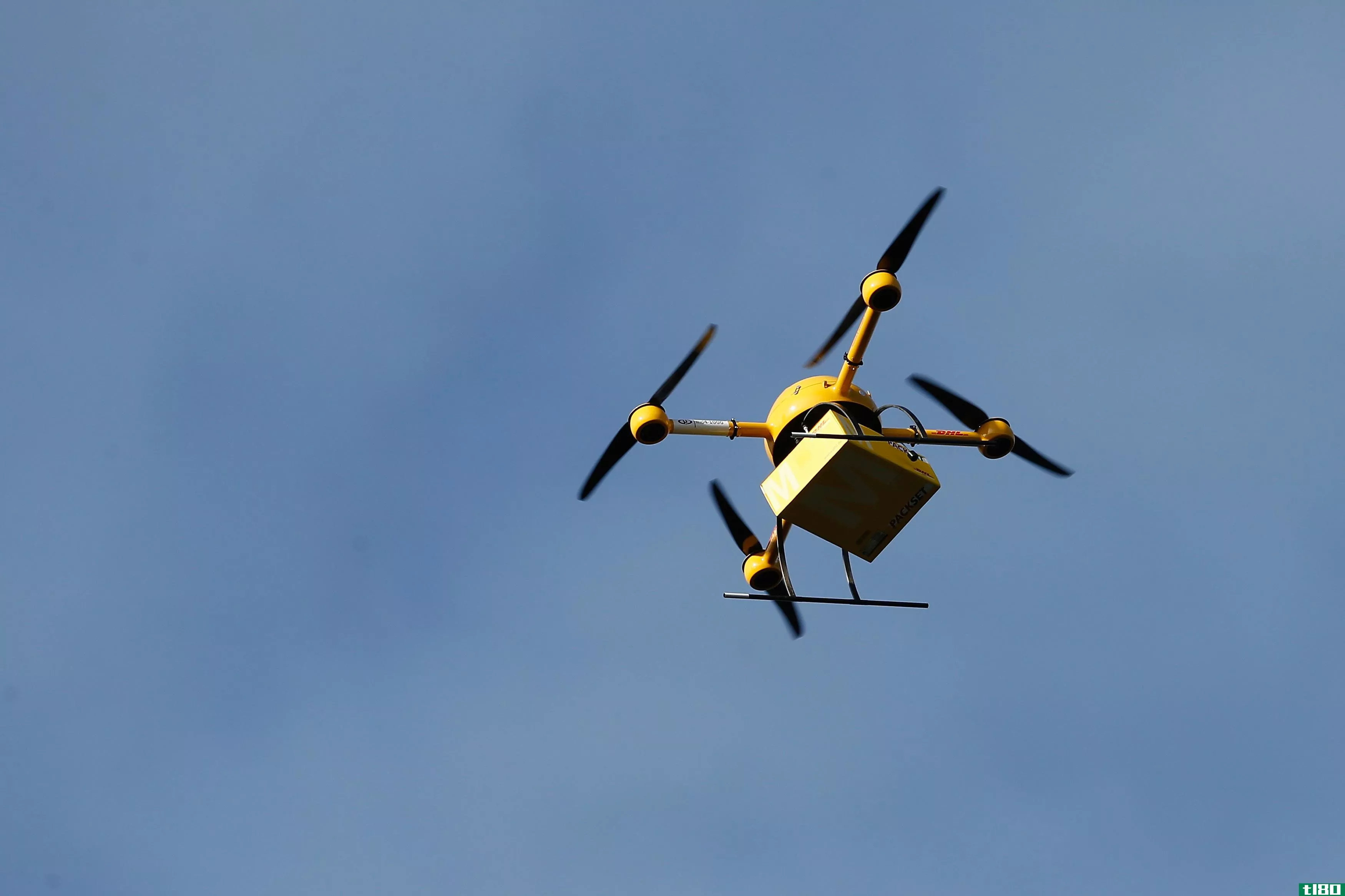 观看第一架联邦航空局批准的无人机将药品投放到弗吉尼亚州农村地区
