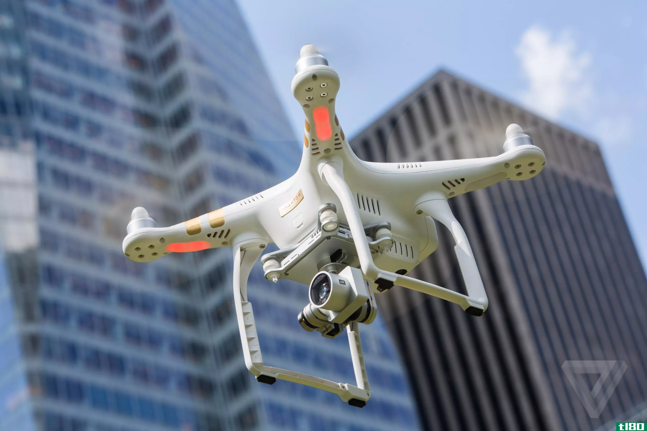 联邦航空局委员会说，应该允许小型无人机飞越城市和人群