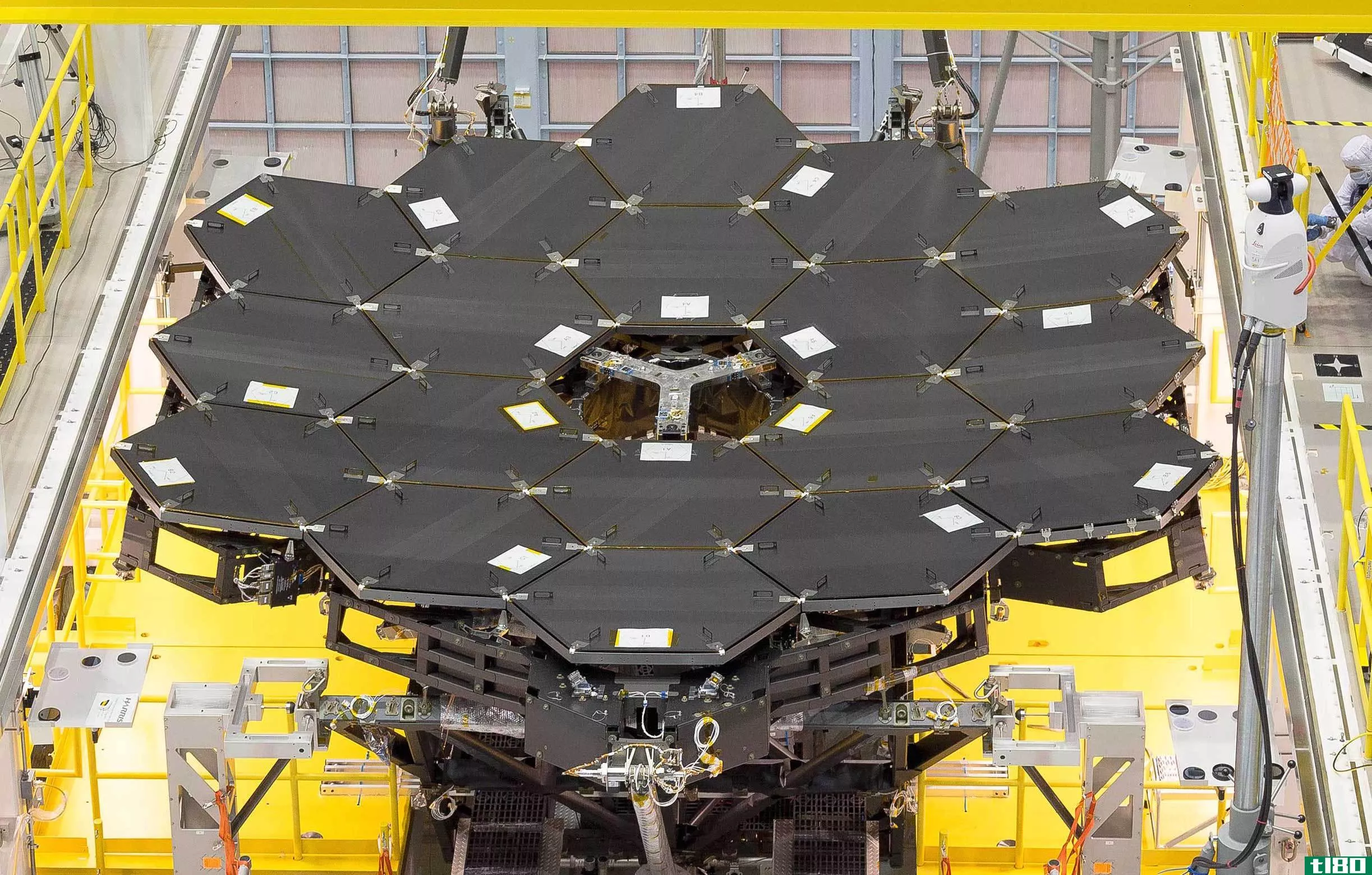 美国宇航局在世界上最强大的太空望远镜上组装主镜