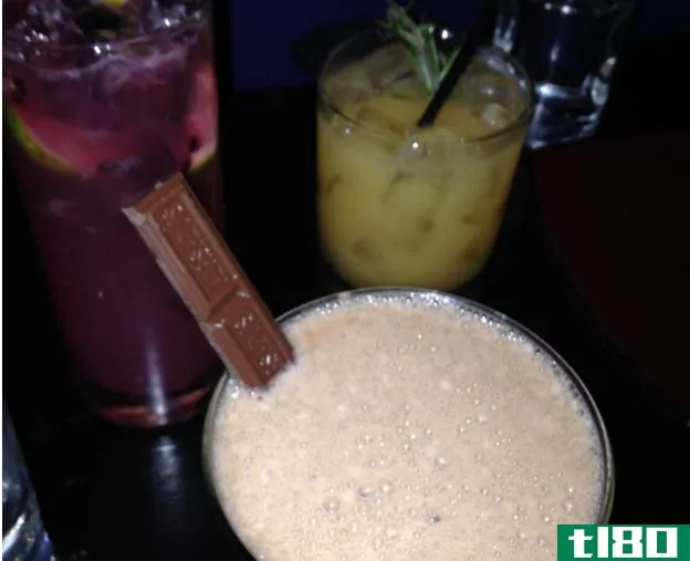 甲壳虫汁，甲壳虫汁，甲壳虫汁：纽约蒂姆伯顿主题酒吧的夜晚