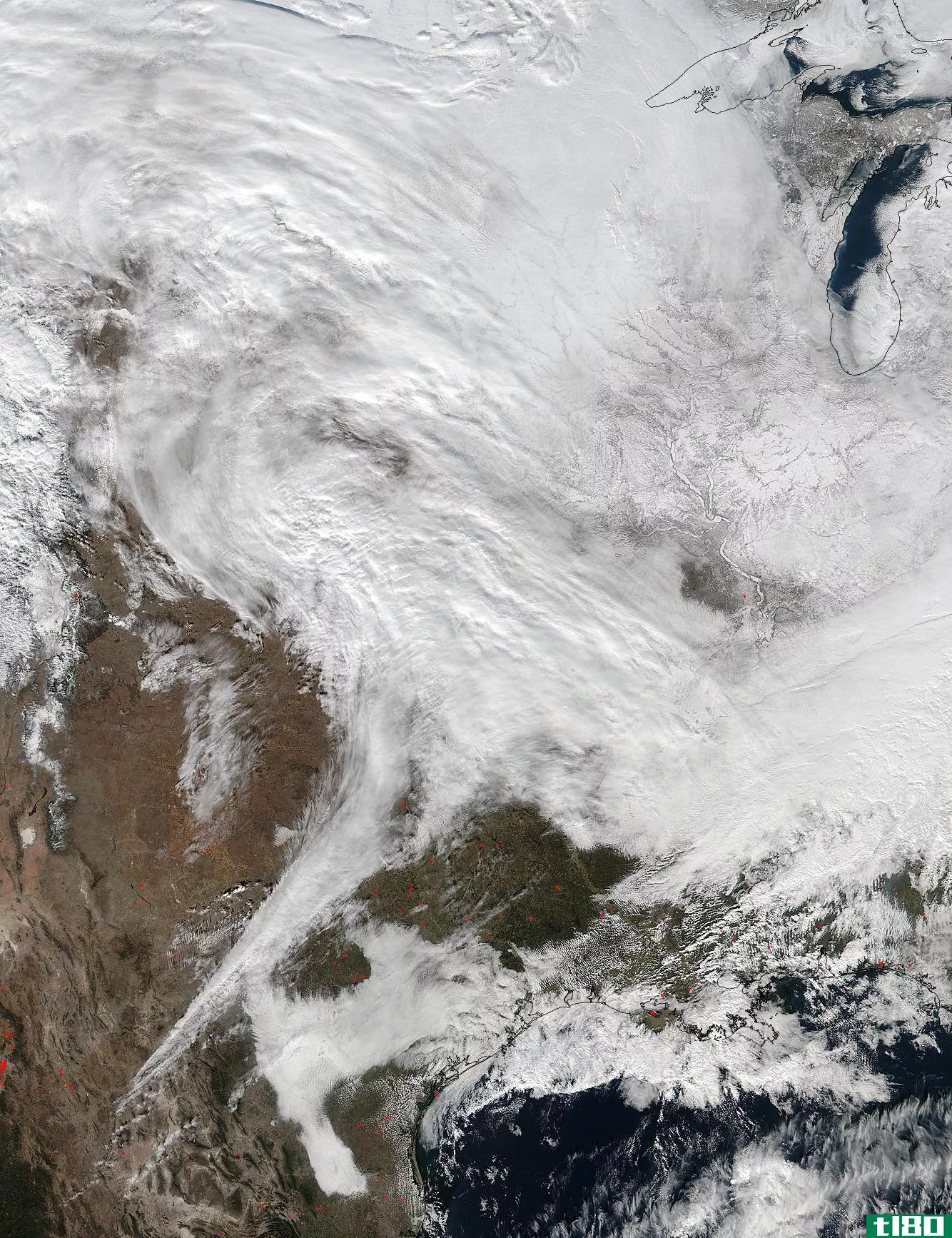 美国宇航局的卫星显示了即将袭击东海岸的巨大暴风雪范围
