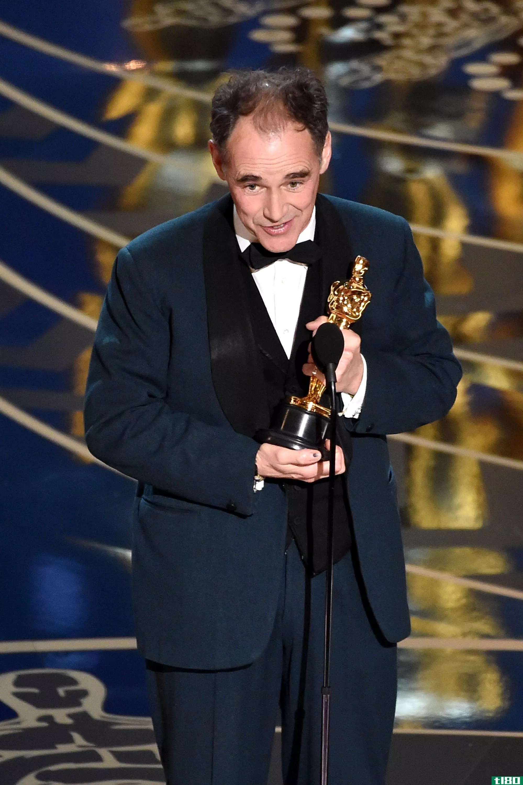 2016年奥斯卡：马克·赖伦斯凭借《间谍之桥》获得最佳男配角奖