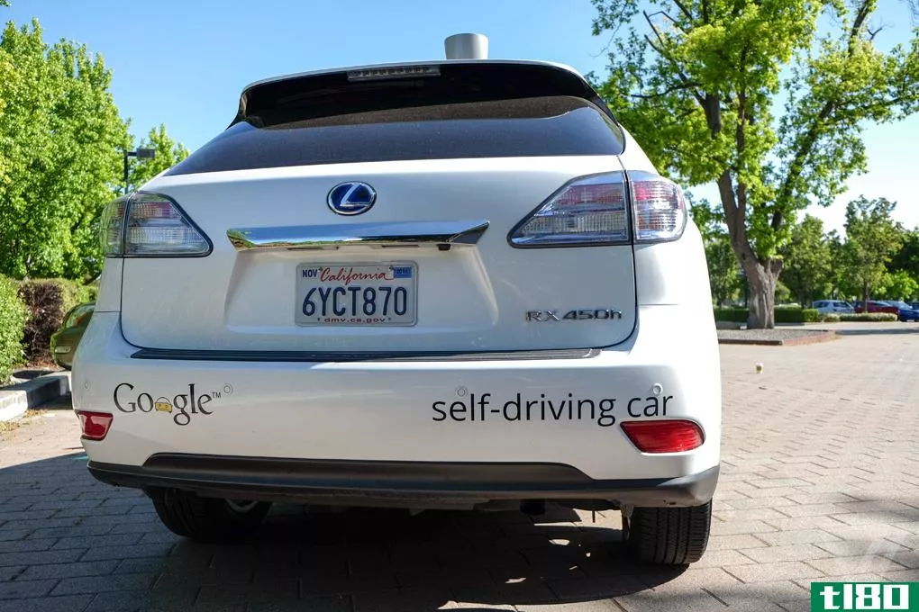 一辆谷歌自动驾驶汽车首次造成车祸