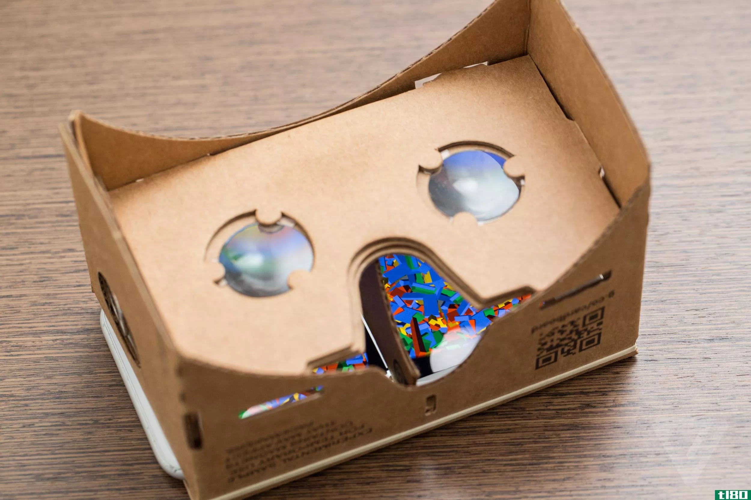 你现在可以直接从谷歌购买一个纸板虚拟现实浏览器