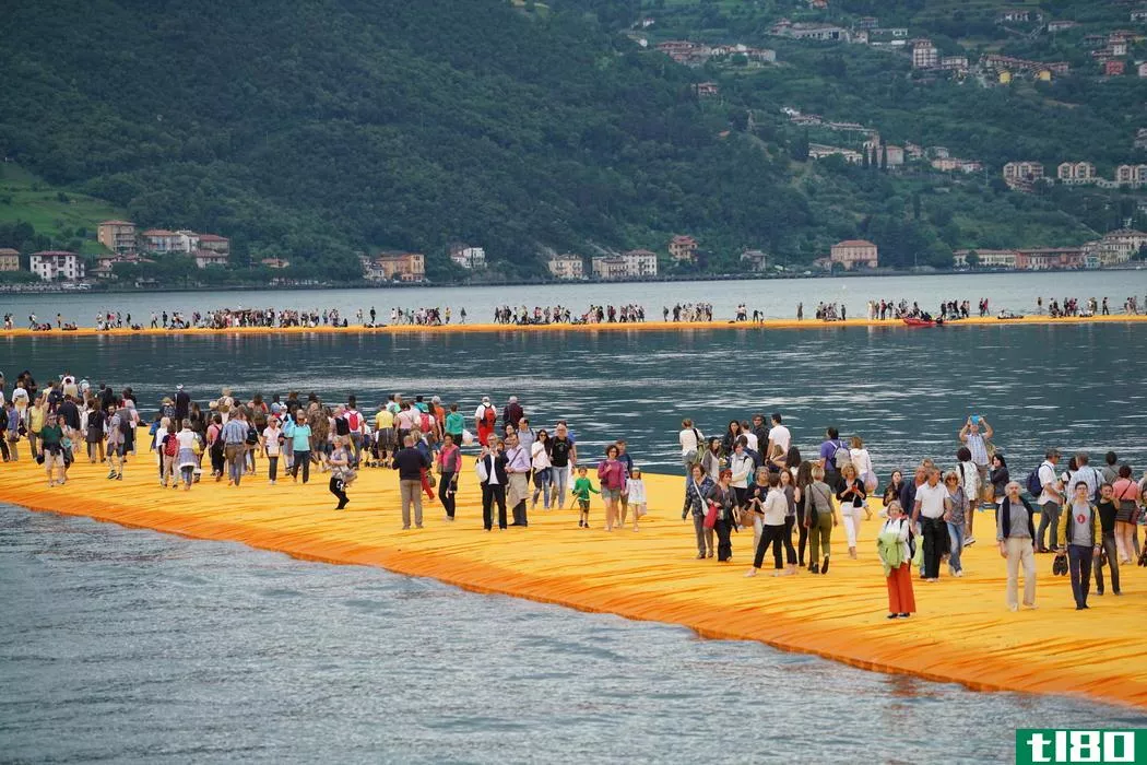 巨大的漂浮艺术让人们在水上行走，穿越意大利的湖泊