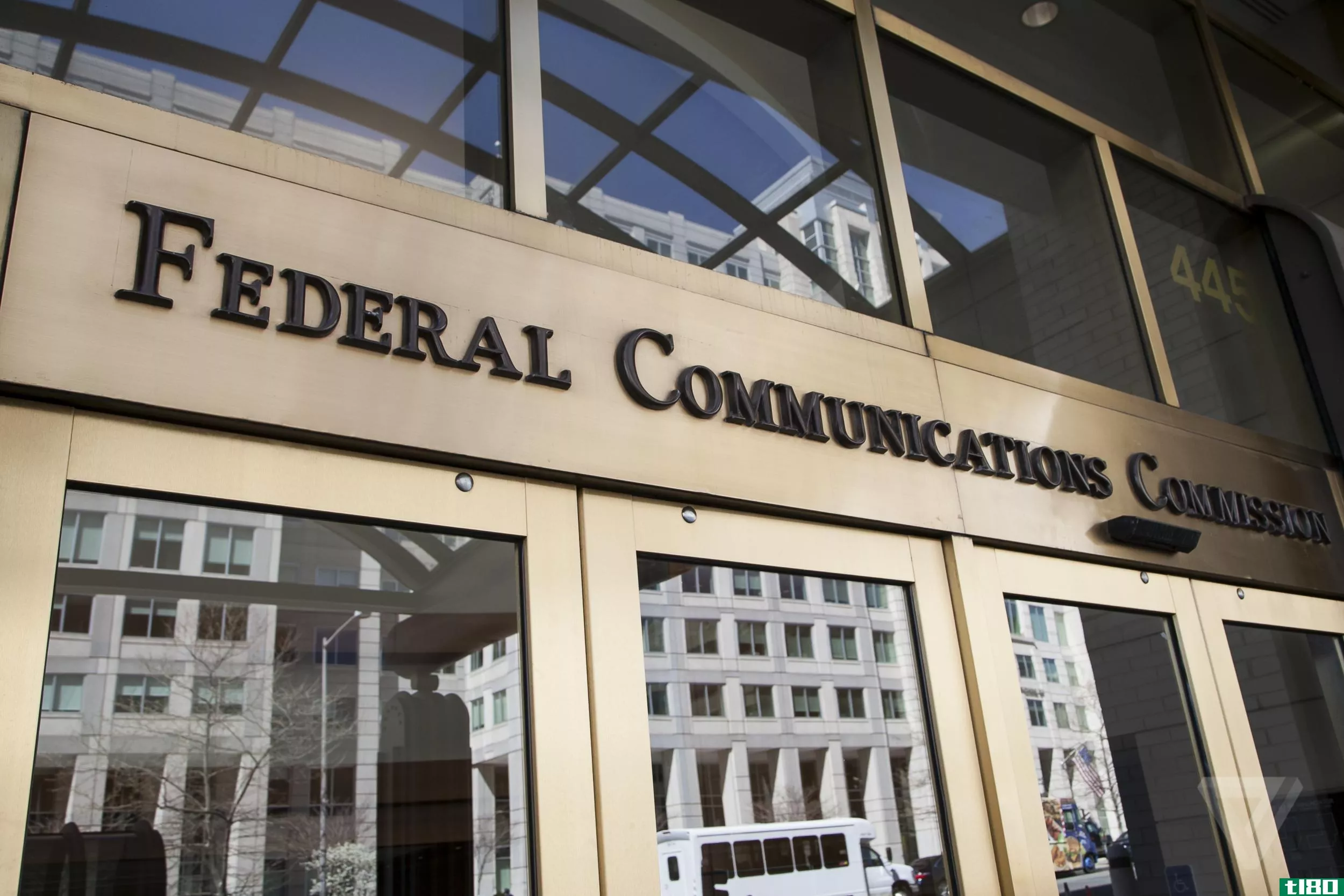 联邦通信委员会的大规模电波拍卖将如何改变美国-和你的电话服务