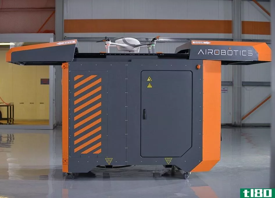 看这只机械臂把新电池换成一架自动无人机