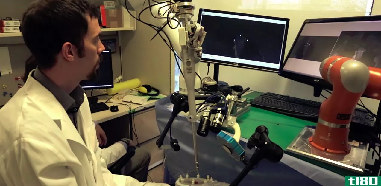 一个机器人外科医生通过了一个重要的里程碑——缝合猪的内脏