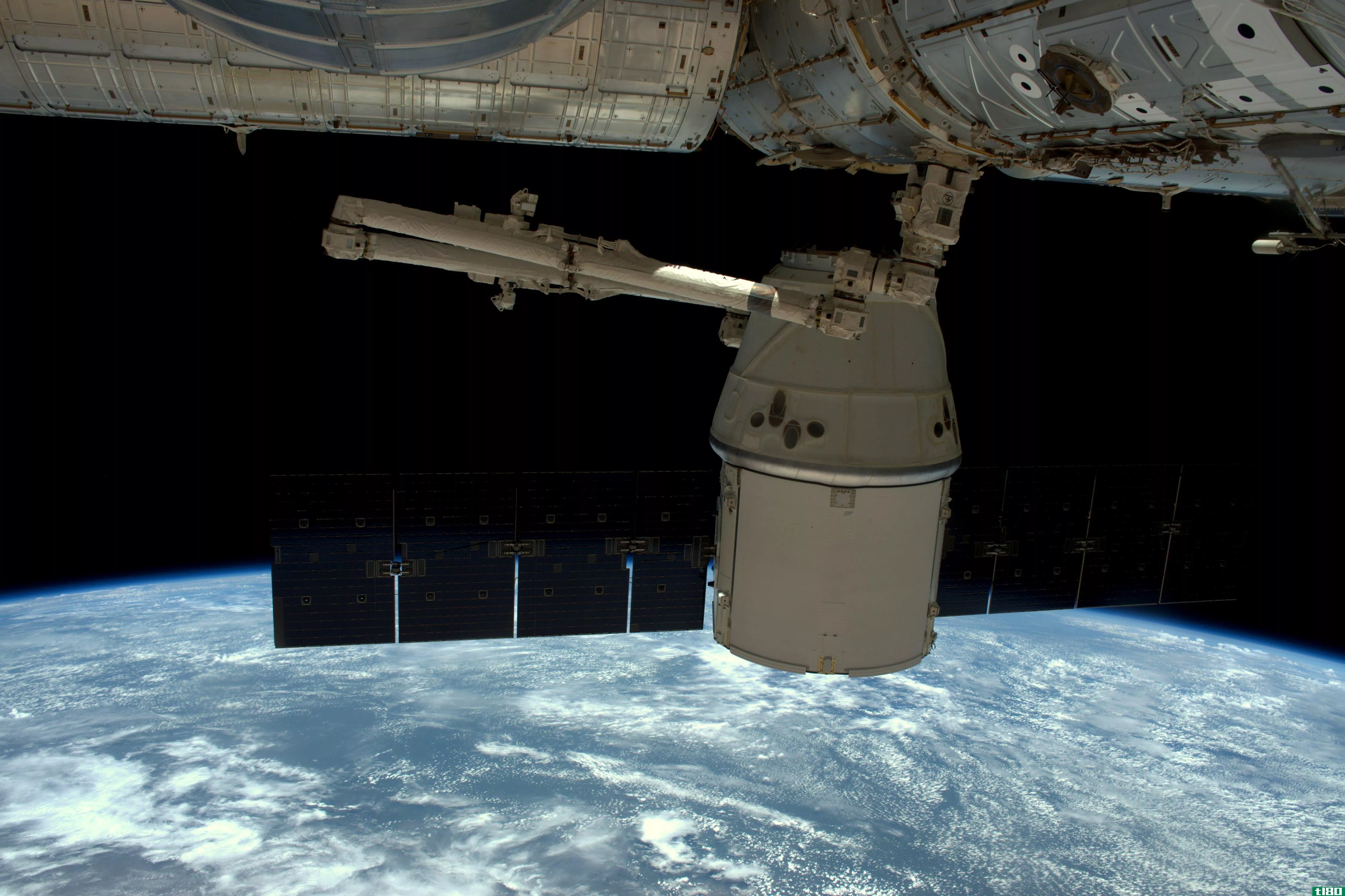 spacex的“龙”太空舱从国际空间站成功返回地球