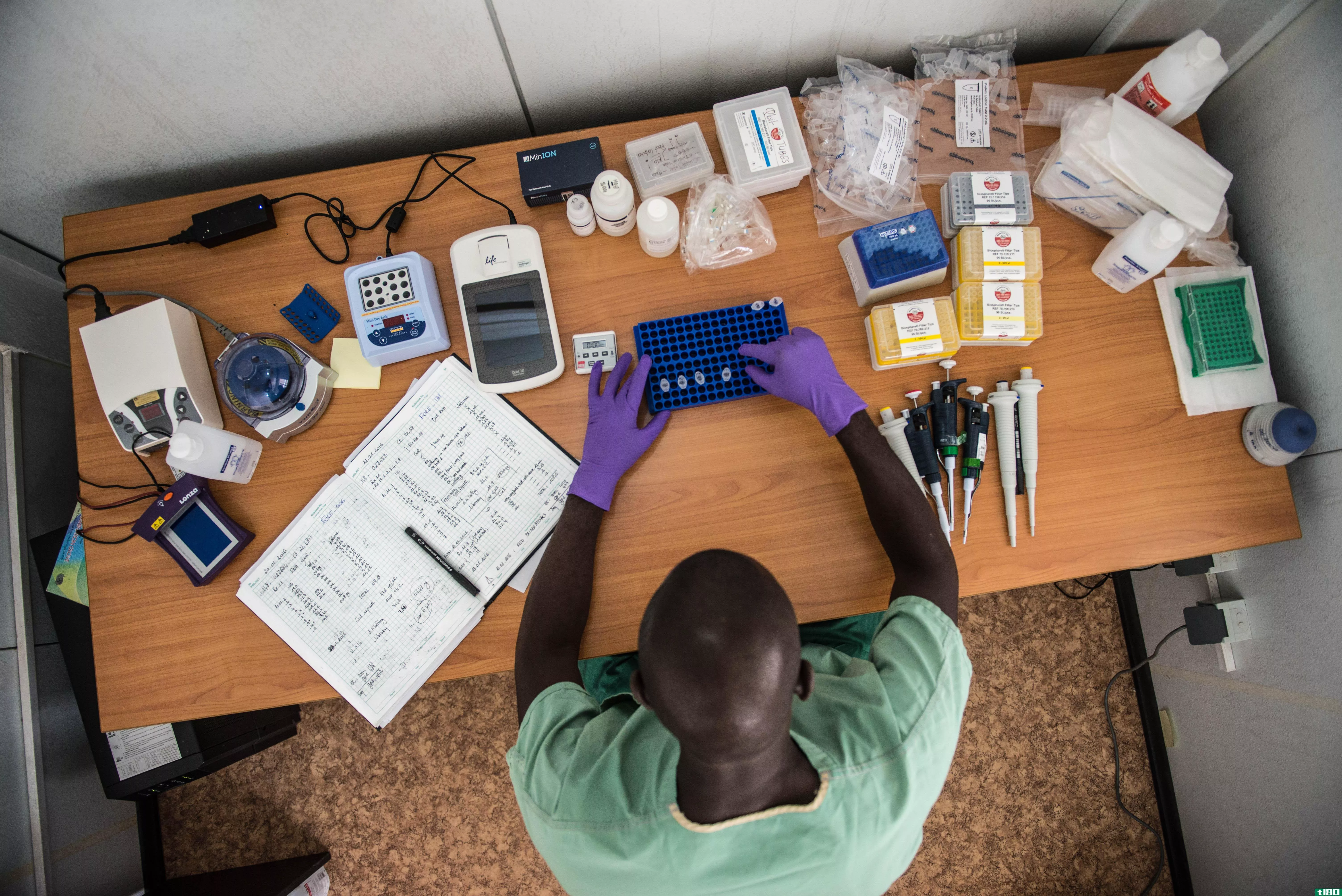 这个“手提箱里的实验室”去年帮助追踪埃博拉病例