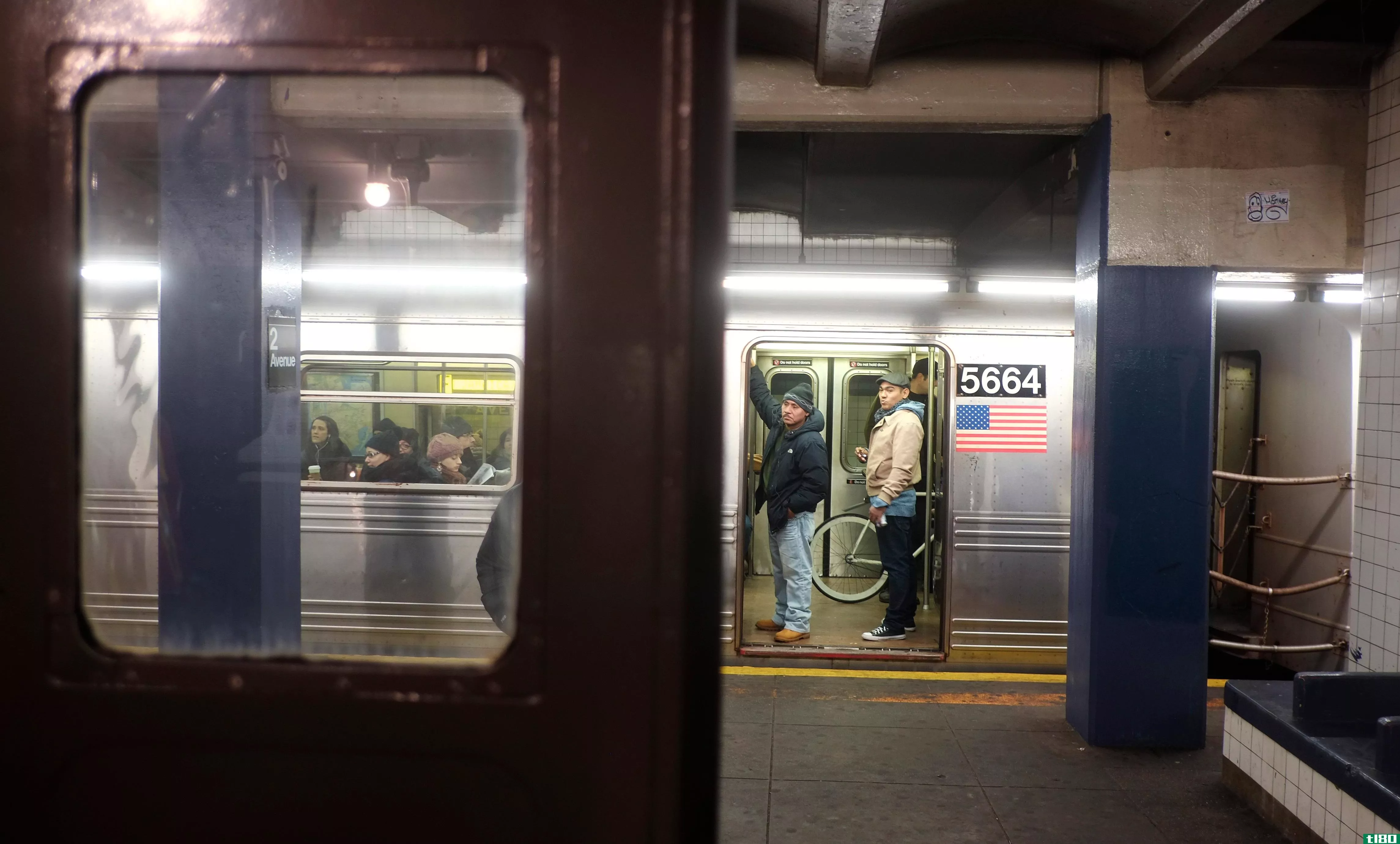 纽约市的地铁被困在过去，但它可以瞥见未来