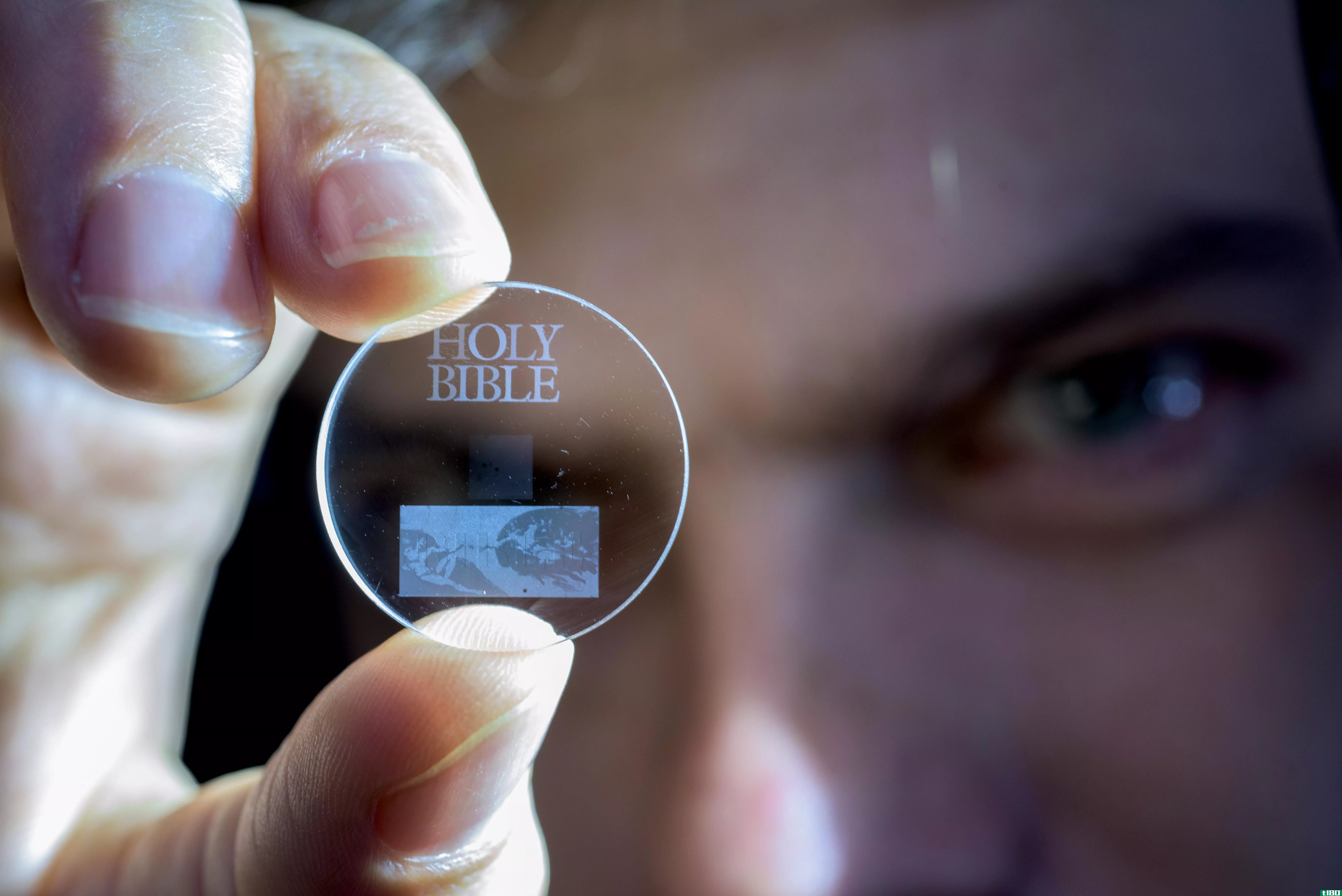 “五维”玻璃光盘可以存储多达138亿年的数据