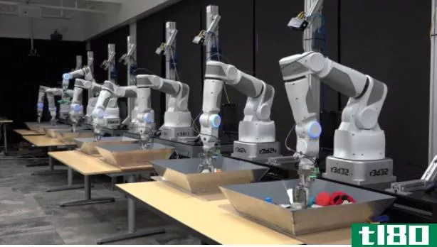 谷歌把14个机器人手臂钩在一起，这样它们就能互相帮助学习