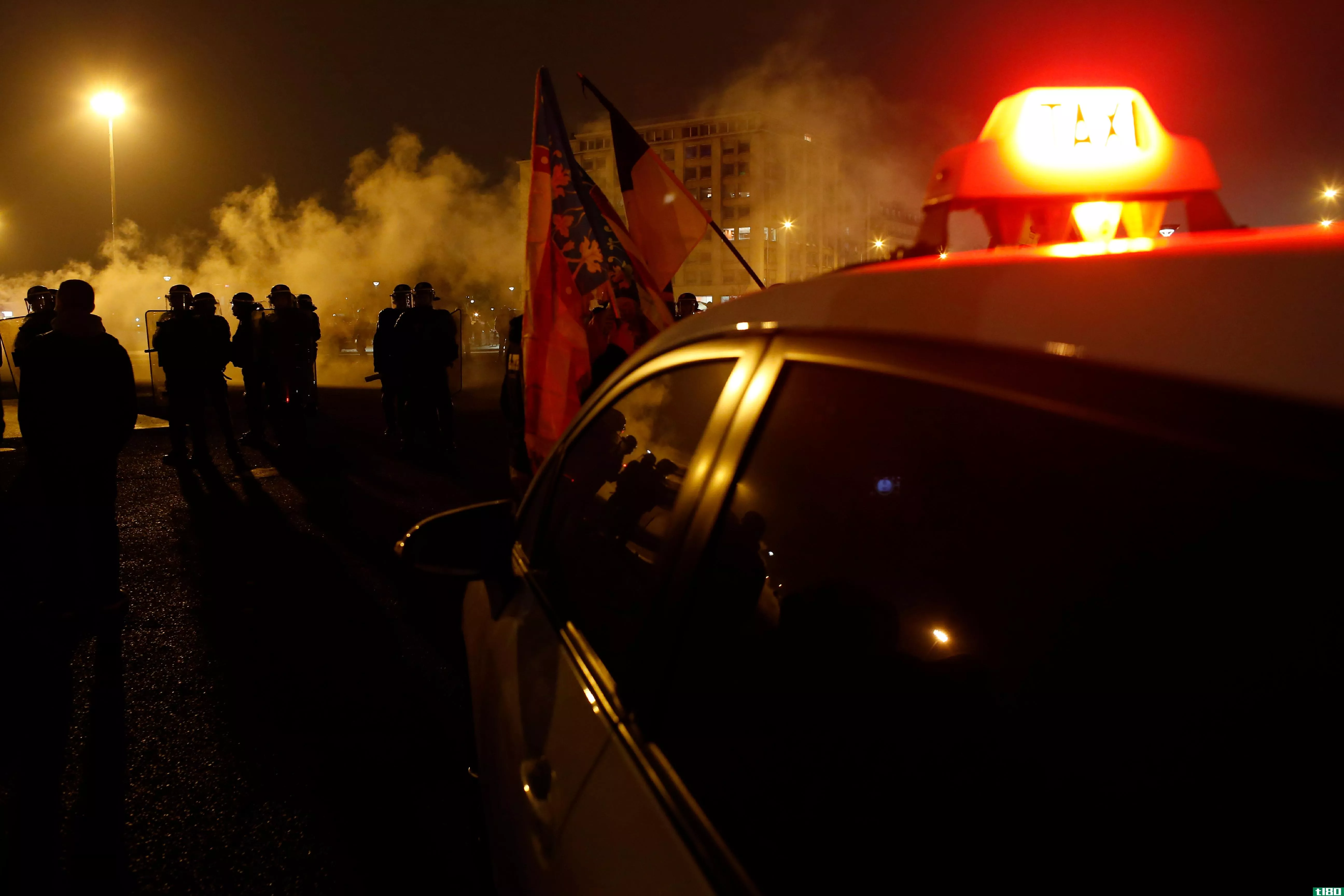 法国出租车司机在反优步罢工中与警察发生冲突