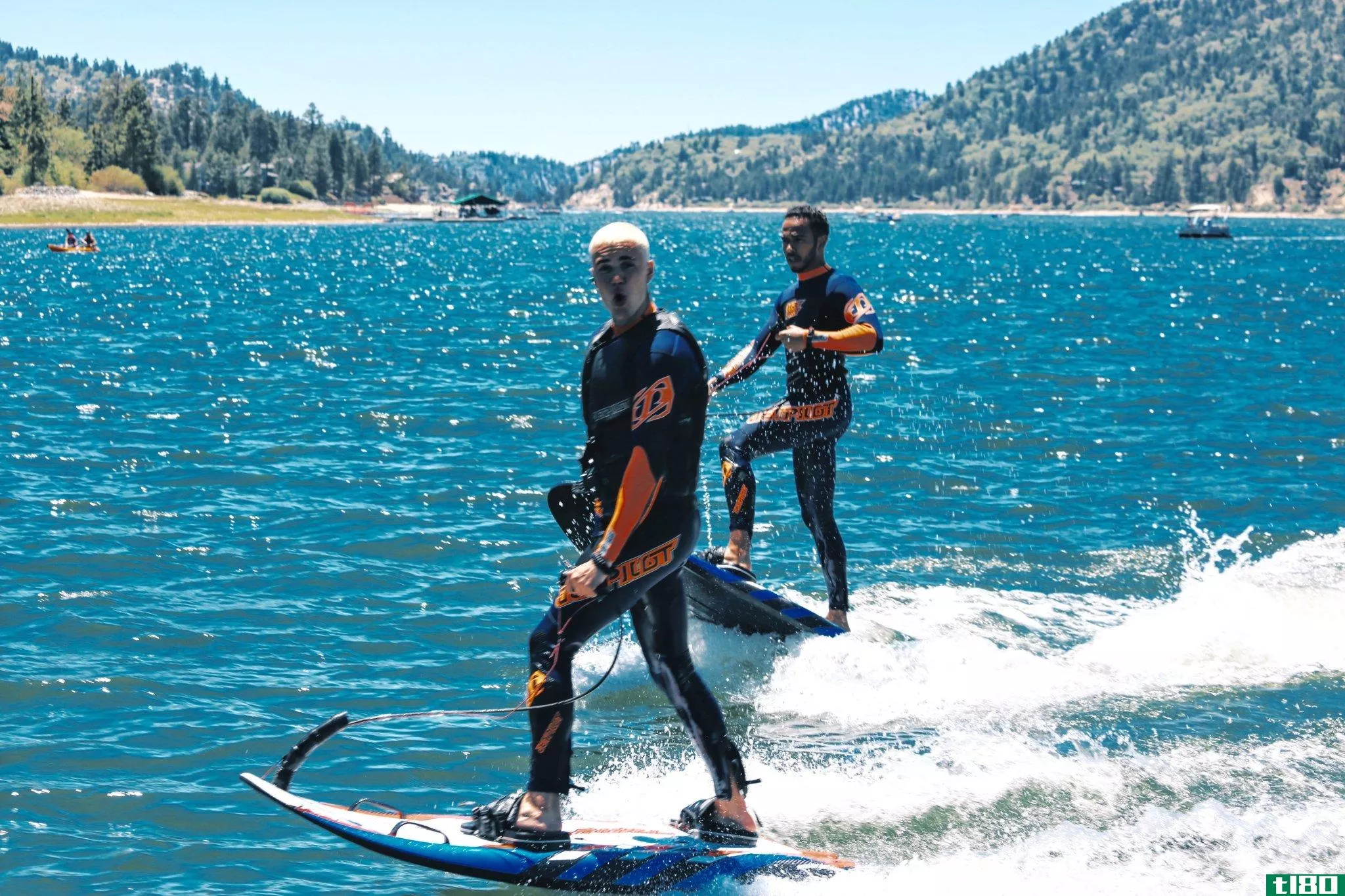 刘易斯·汉密尔顿和贾斯汀·比伯一起骑着价值15000美元的摩托冲浪板