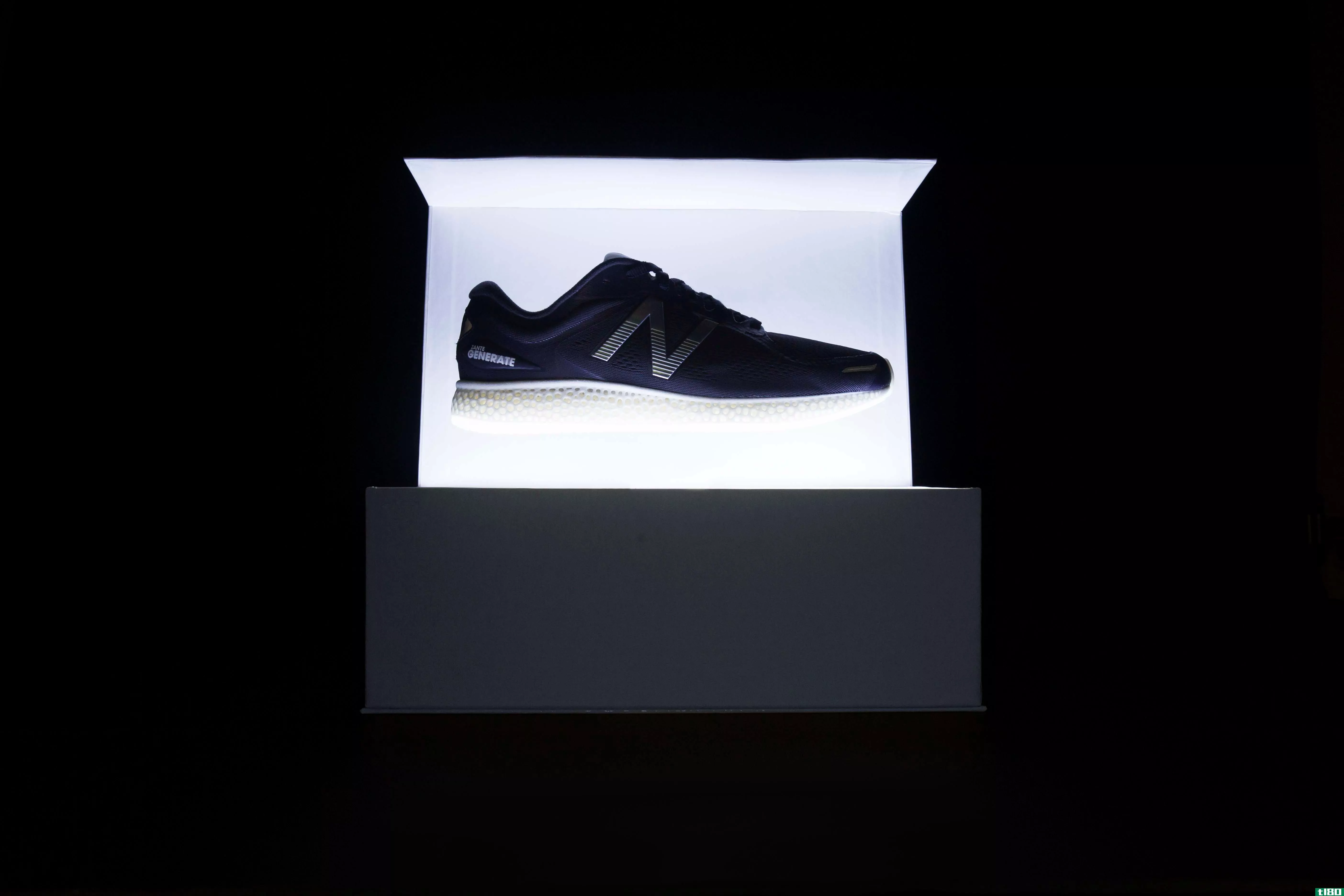 new balance只生产了44双售价400美元的3d打印运动鞋