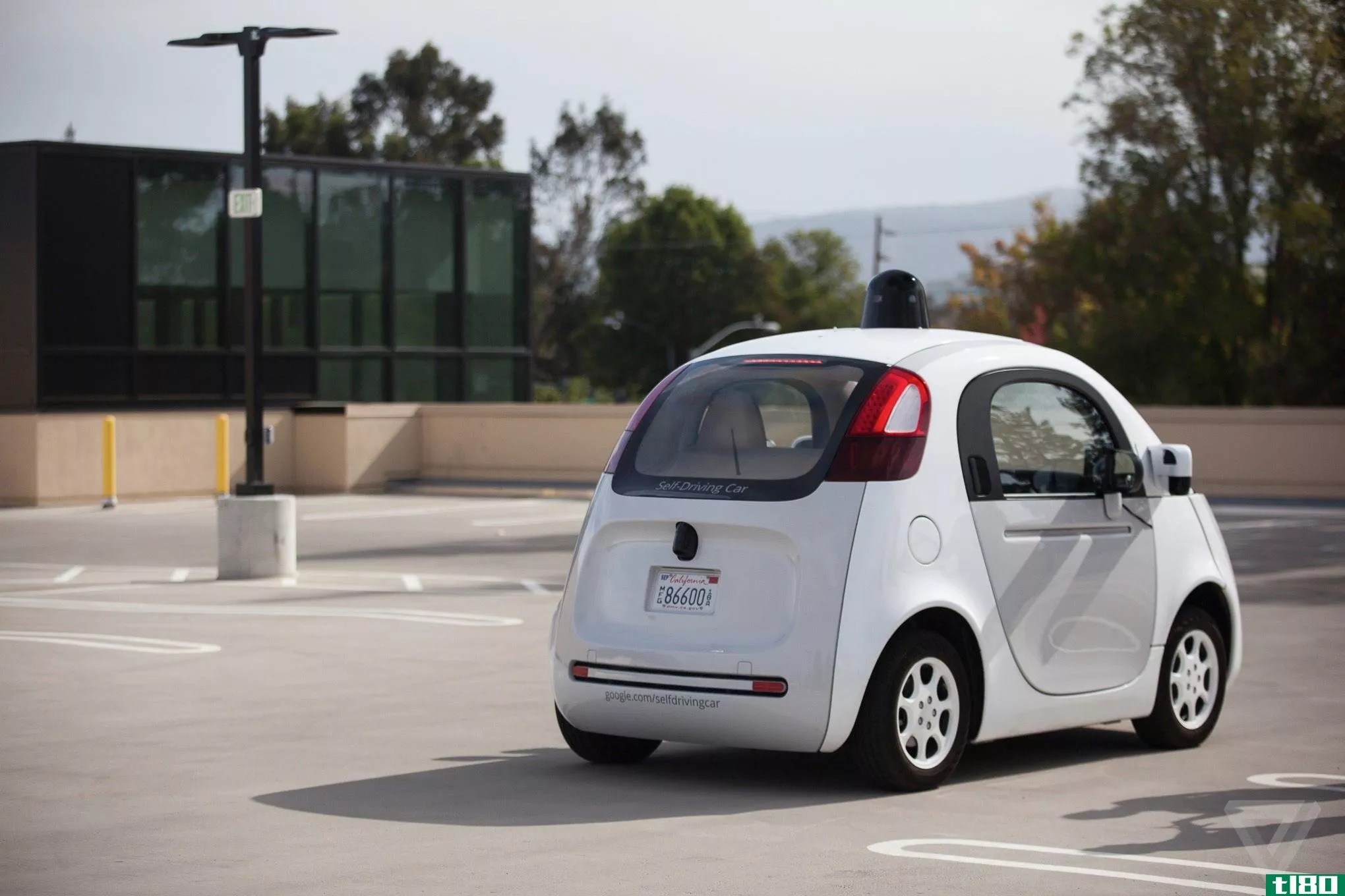 看起来谷歌想给自动驾驶汽车无线充电