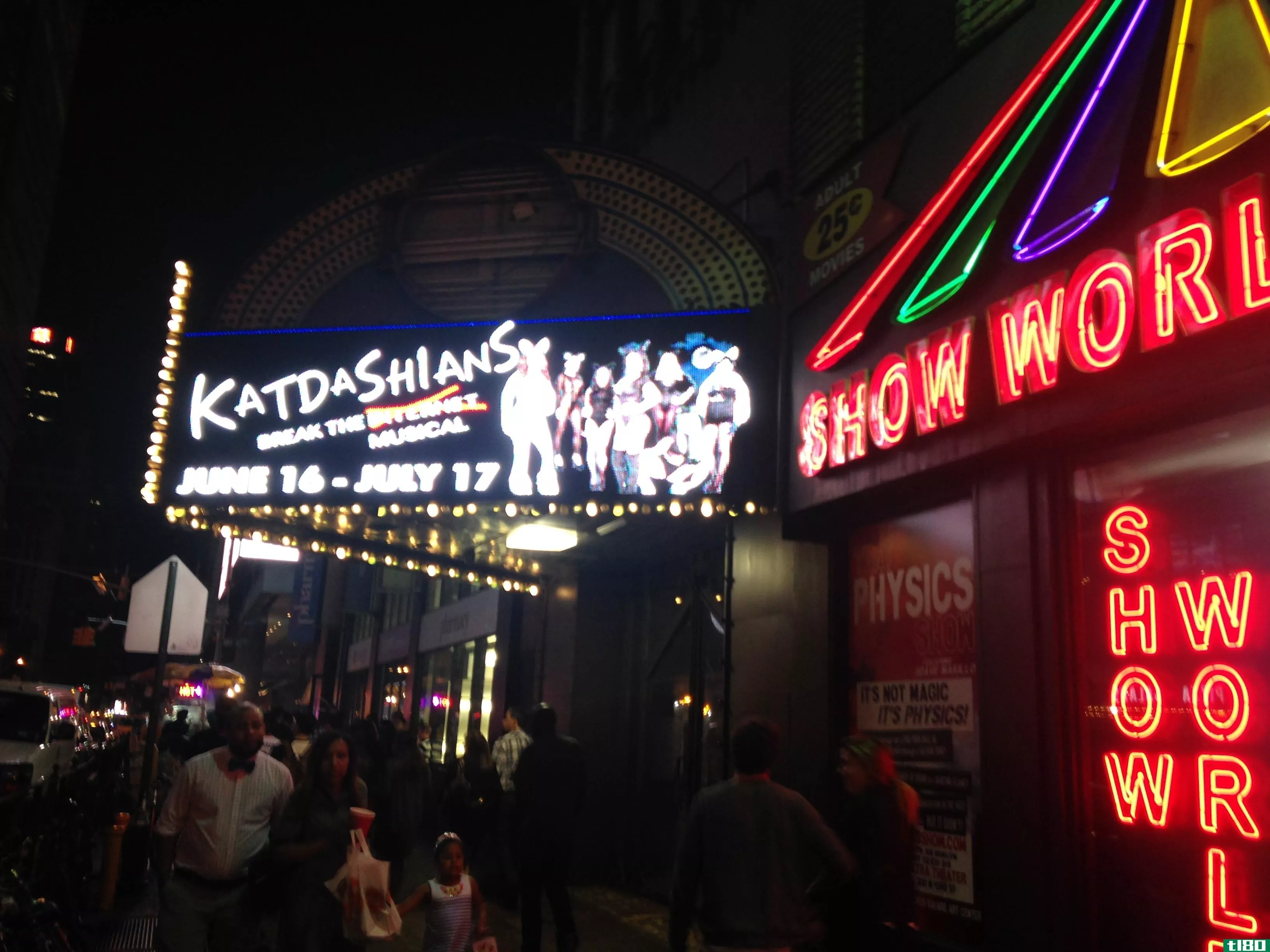 我去了时代广场一家老色情剧院看卡戴珊主题的音乐剧